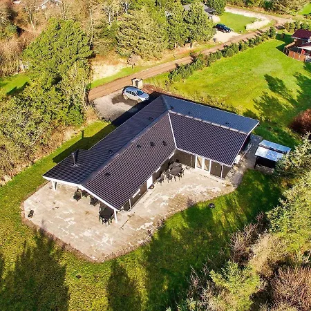 Three-bedroom Holiday In 35