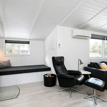 Holiday home Three-bedroom Holiday In 35 Blavand