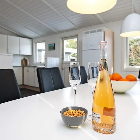 Three-bedroom Holiday In 35 * Blavand
