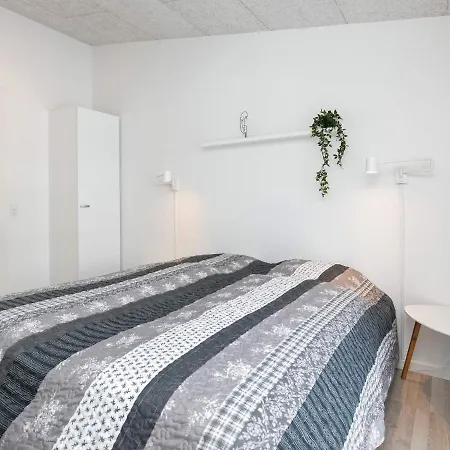 Three-bedroom Holiday In 35 *