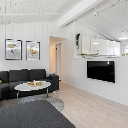 Three-bedroom Holiday In 35 * Blavand
