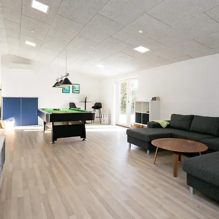 Three-bedroom Holiday In 35 *