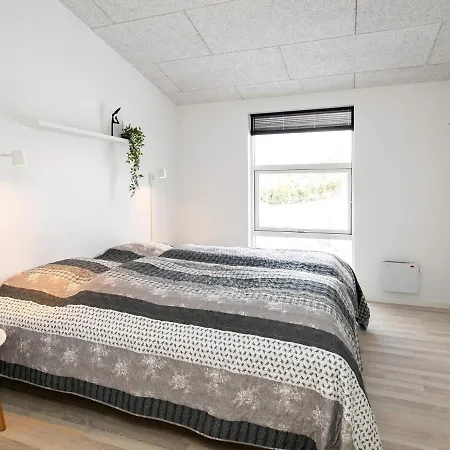 Three-bedroom Holiday In 35